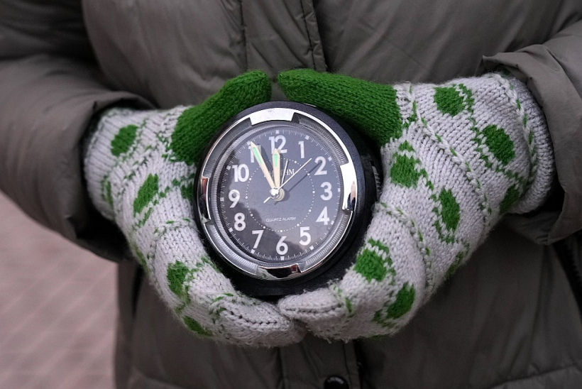 Lielākās problēmas pacientiem rodas tad, kad zaļais koridors ir iziets un ir nepieciešams veikt kontroles izmeklējumus un pārbaudes pie speciālistiem, lai vēzis neatgrieztos. Attēlā: 2023. gada rudenī onkoloģijas pacienti pasākumā pie Saeimas ar pulksteņiem un vides objektu "Laiks un vēzis negaida" vērsa uzmanību uz onkoloģijas problēmām.