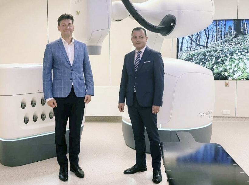 Veselības ministrs Hosams Abu Meri Siguldā ir bijis divas reizes, pēdējā sarunā Siguldas slimnīcas Radioķirurģijas centra "Sigulda" vadītājam Mārim Skromanim pateicis: "Māri, neko tev nevaru apsolīt!"