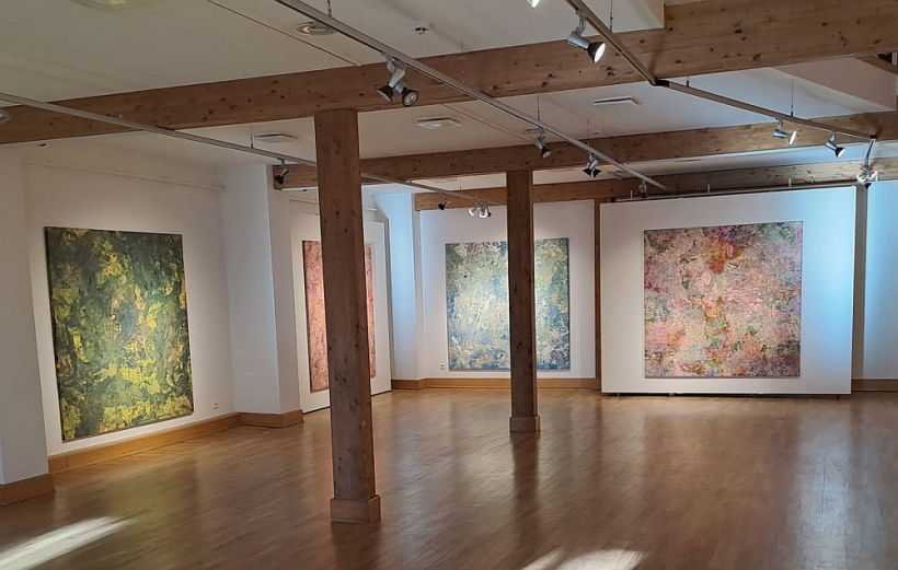 Skats no Māra Čačkas personālskates "Satelīti" Valmieras muzejā.