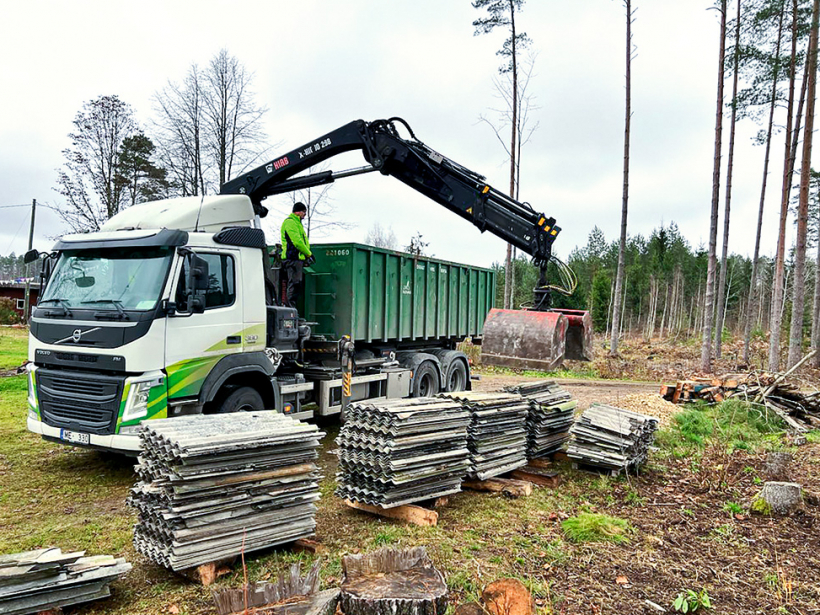 Azbestu saturoši atkritumi ir klasificēti kā bīstami atkritumi.