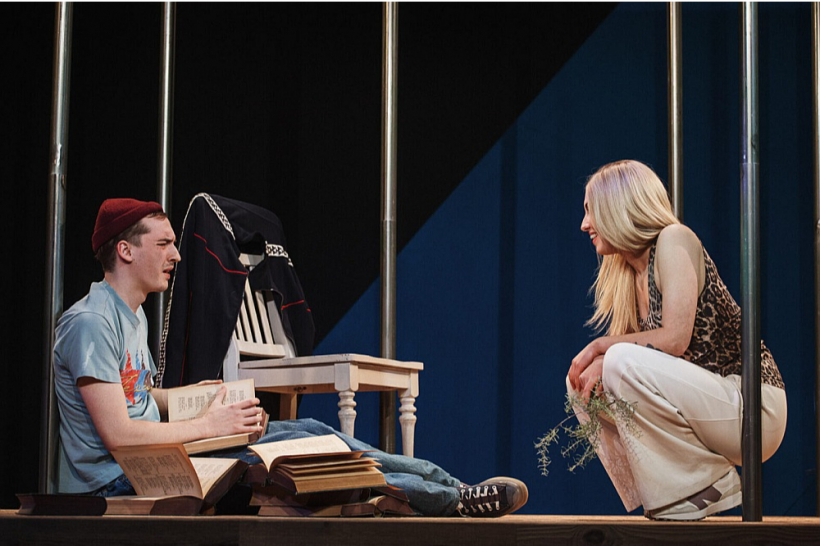 Skats no izrādes "Zilā" Valmieras Drāmas teātrī.