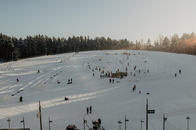 Ziemas priekus var baudīt arī Sniega parkā Mežaparka Lielajā estrādē.