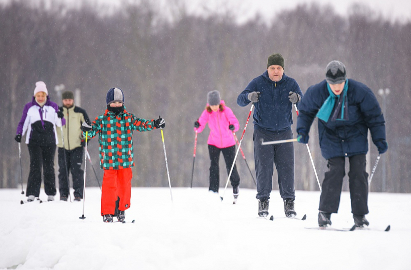 Ikvienam brīvi pieejama distanču slēpošanas trase atklāta arī Purvciemā.