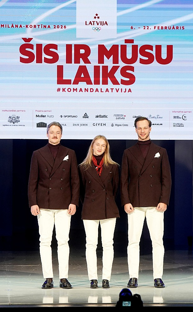 Latvijas olimpiskās komandas sirdsapziņa – skeletona treneris Ivo Šteinbergs (no kreisās) ar audzēkņiem Martu Andžāni un Emīlu Indriksonu. Šteinbergs janvārī parādīja mugurkaulu un kopā ar Ukrainas sportistiem miermīlīgi protestēja pret agresoru atgriešanos starptautiskajās sacensībās. Par to saņemot draudus no organizatoriem un policijas. Tādēļ skeletonisti jo īpaši pelnījuši mūsu visu īkšķus un laba vēlējumus.