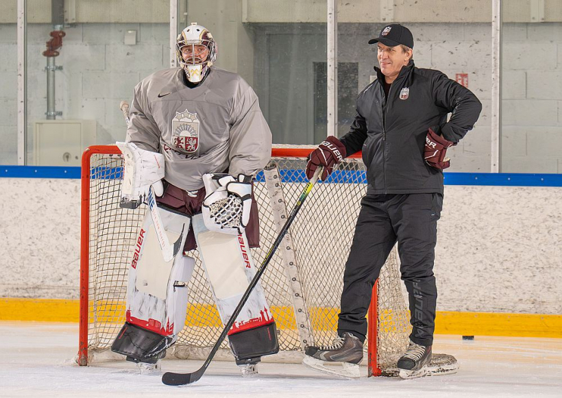 Divi no 2014. gada olimpisko spēļu Latvijas hokeja izlases centrālajiem personāžiem – Sandis Ozoliņš (no labās) un Kristers Gudļevskis. Pirmais šobrīd ir izlases treneru korpusā, otrajam Milānā būs trešās olimpiskās spēles.