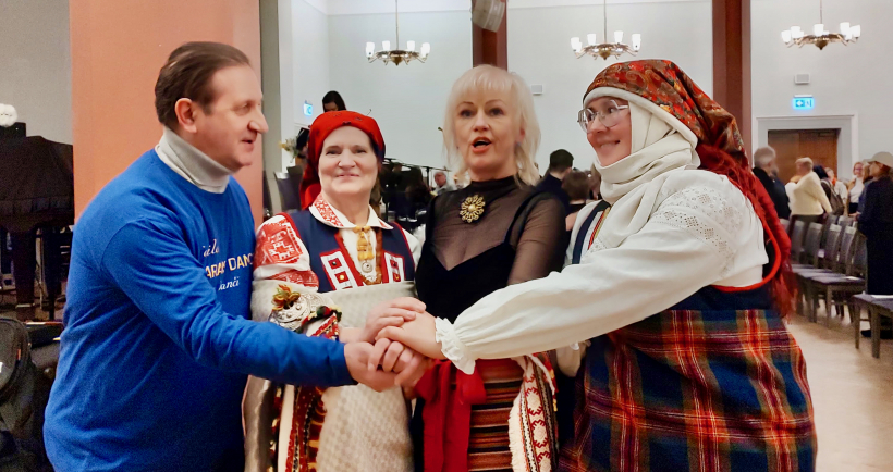 No labās – Inga Tapiņa, Igeta Ozoliņa, Staņislava Skudiķe, raksta autors.