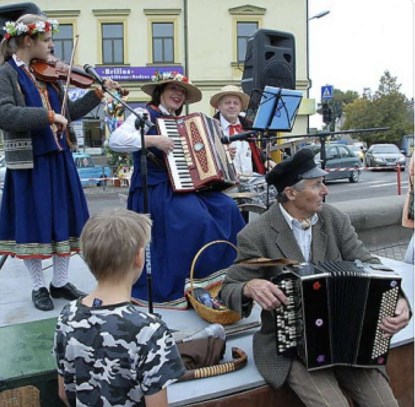 Senāka kapelas "Paurupīte" bilde vēl ar Jāni Pūķi priekšplānā.