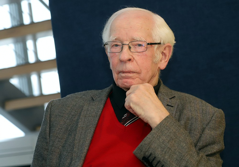 Voldemārs Hermanis: "Ierindosim pie optimistiem tos, kas joprojām vēlas lasīt avīzes un meklē nopietnu lasāmvielu grāmatās. Šis slānis nav liels, bet man ir maza cerība, ka tādi ir arī jauno cilvēku vidū."