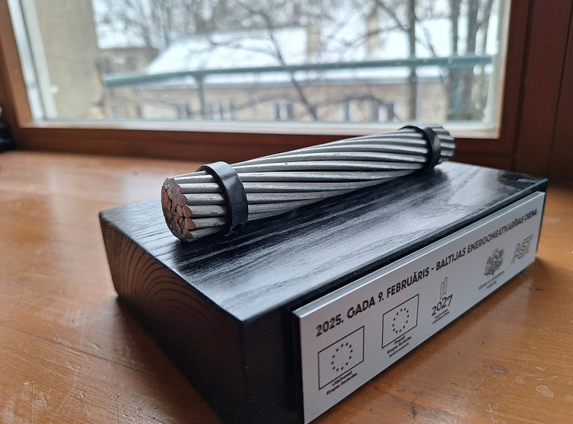 Vēl pirms gada šāda resnuma kabeļi savienoja Baltijas valstu elektrosistēmu ar Krieviju un Baltkrieviju. Tagad līdzīgi savieno Baltijas valstis ar Eiropu.