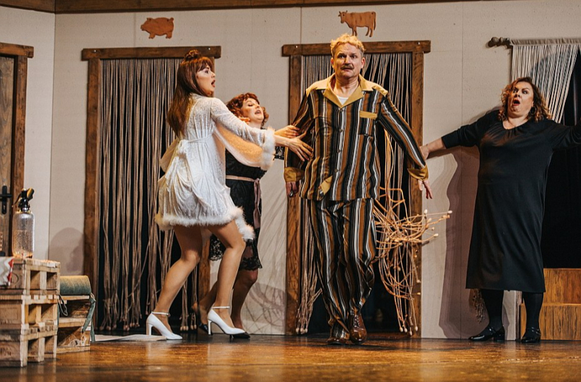 Skats no izrādes "Pidžama sešiem".