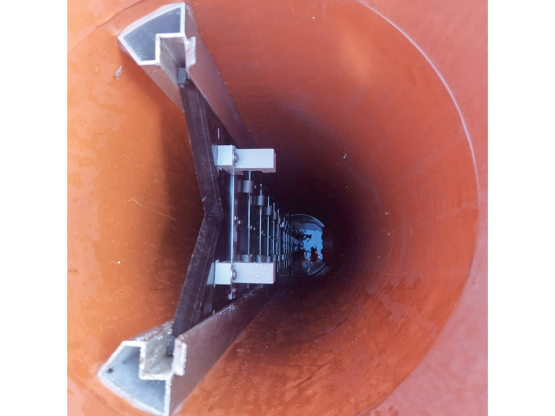 Bioreaktora izplūdes caurule, no kuras attīrīto ūdeni novada uz pārplūdes aku un tālāk uz upi.