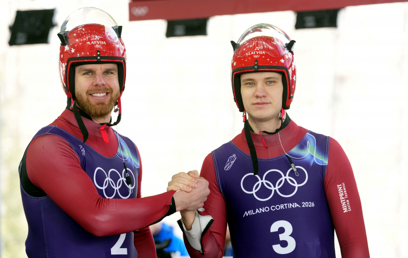 Latvijas kamaniņu braucēji Kristers Aparjods (no kreisās) un Gints Bērziņš.