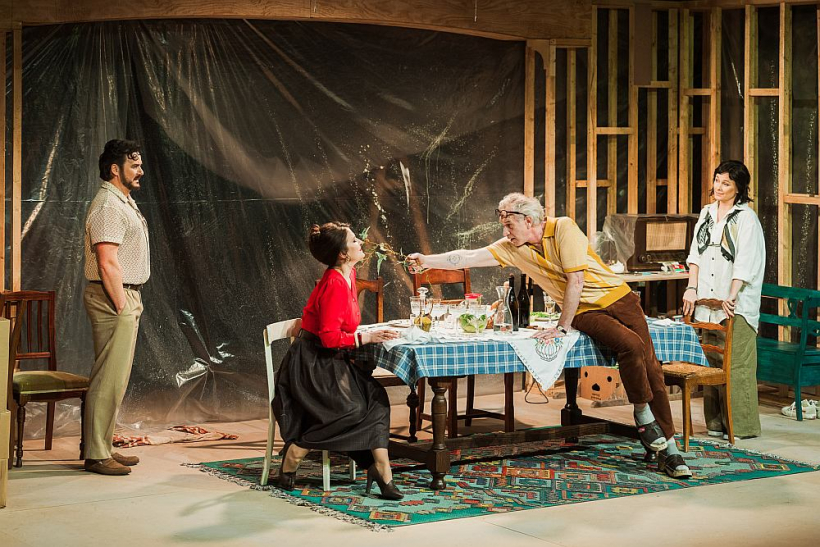 No kreisās: Gints Grāvelis (Toms Mešlers), Jana Herbsta (Džesija Stouna), Ģirts Krūmiņš (Roalds Dāls), Kristīne Nevarauska (Felicita Lisija Kroslenda).