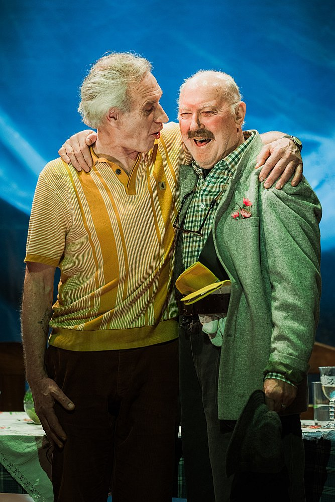 Ģirts Krūmiņš (Roalds Dāls) un Juris Bartkevičs (Volijs Sonderss).