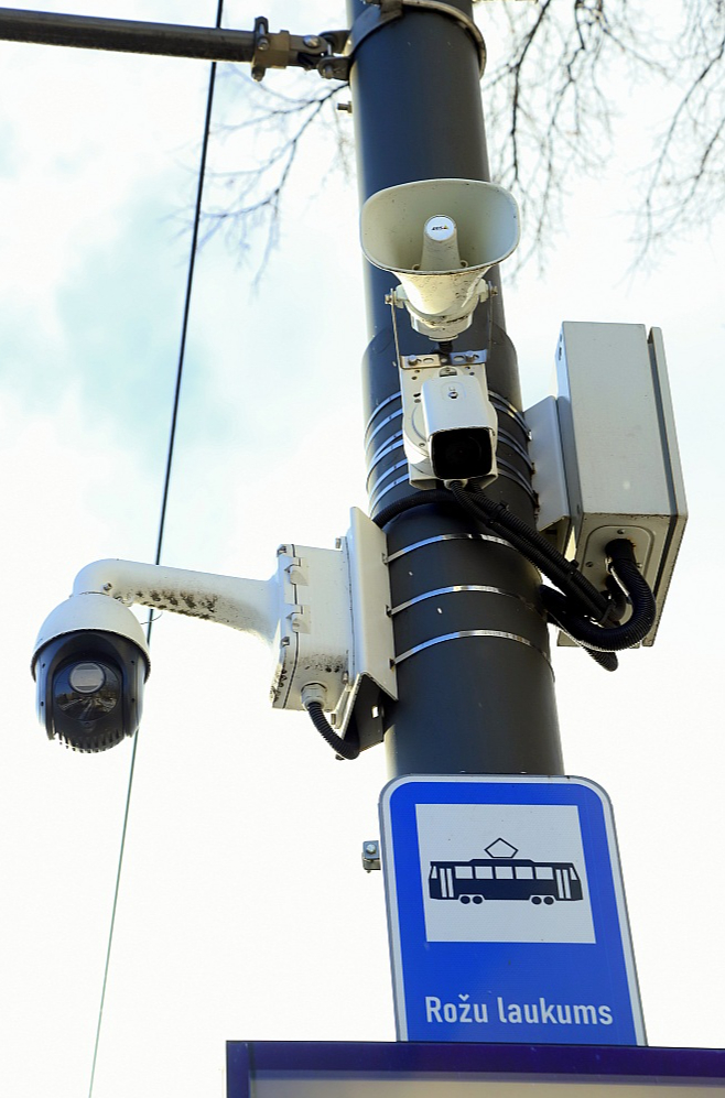 Iepretī Liepājas Universitātei uzstādīta viedā, mākslīgā intelekta vadītā kamera autotransporta radītā piesārņojuma noteikšanai. Liepājas centrā to ir divas. Kamera aprēķina ogļskābās gāzes (CO2) izmešu daudzumu, kā arī nolasa automašīnas numurzīmi, ļaujot iegūt datus par tās izmantoto degvielas veidu un kaitīgo izmešu apjomu. Kamera ir aprīkota arī ar cieto daļiņu jeb putekļu un slāpekļa oksīdu sensoriem.