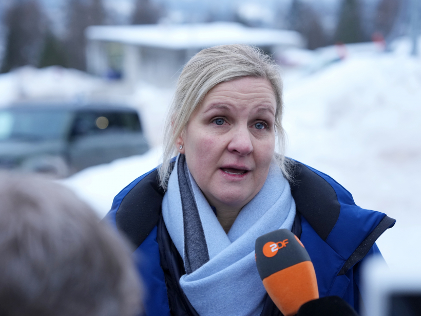 Starptautiskās Olimpiskās komitejas (SOK) prezidente Kirstija Koventrija preses brīfingā skeletona trasē Kortīnā sniedz informāciju par SOK lēmumu diskvalificēt Ukrainas skeletonistu Vladislavu Heraskeviču no 2026. gada Milānas un Kortīnas ziemas olimpiskajām spēlēm Itālijā, kurš atteicās mainīt ķiveri, uz kuras attēloti vairāk nekā 20 ukraiņu sportisti un treneri, kas nogalināti Krievijas uzsāktajā karā.