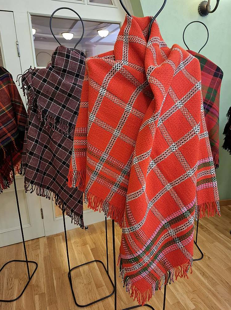 Skats izstādē "Koši un silti".