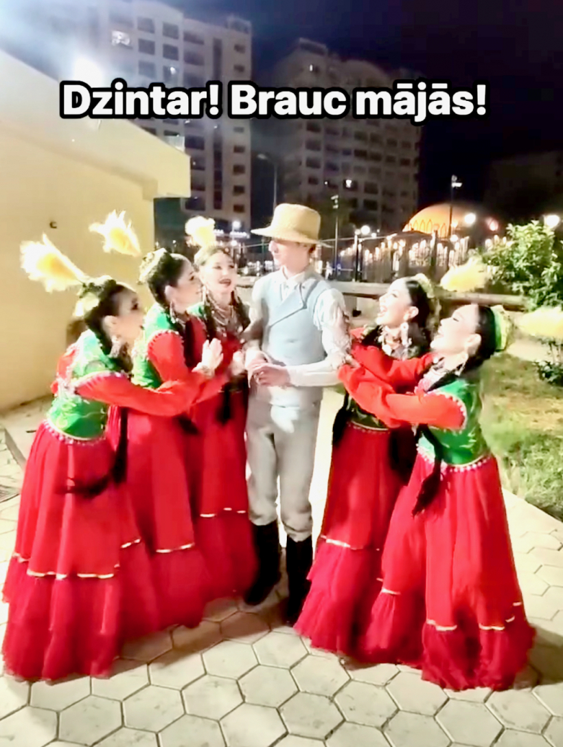 Dzintars jau gribētu, bet Austrumu skaistulēm ir ciešs tvēriens. 