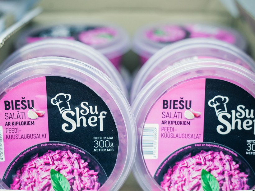 "Gaļas nams-Adaži" ražotie salāti "Lidl" veikala plauktā.