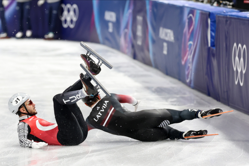 Šorttrekists Reinis Bērziņš (no labās) šorttreka 500 m kvalifikācijas sacensībās Milānas ledus arēnā 2026. gada Milānas un Kortīnas ziemas olimpiskajās spēlēs Itālijā.