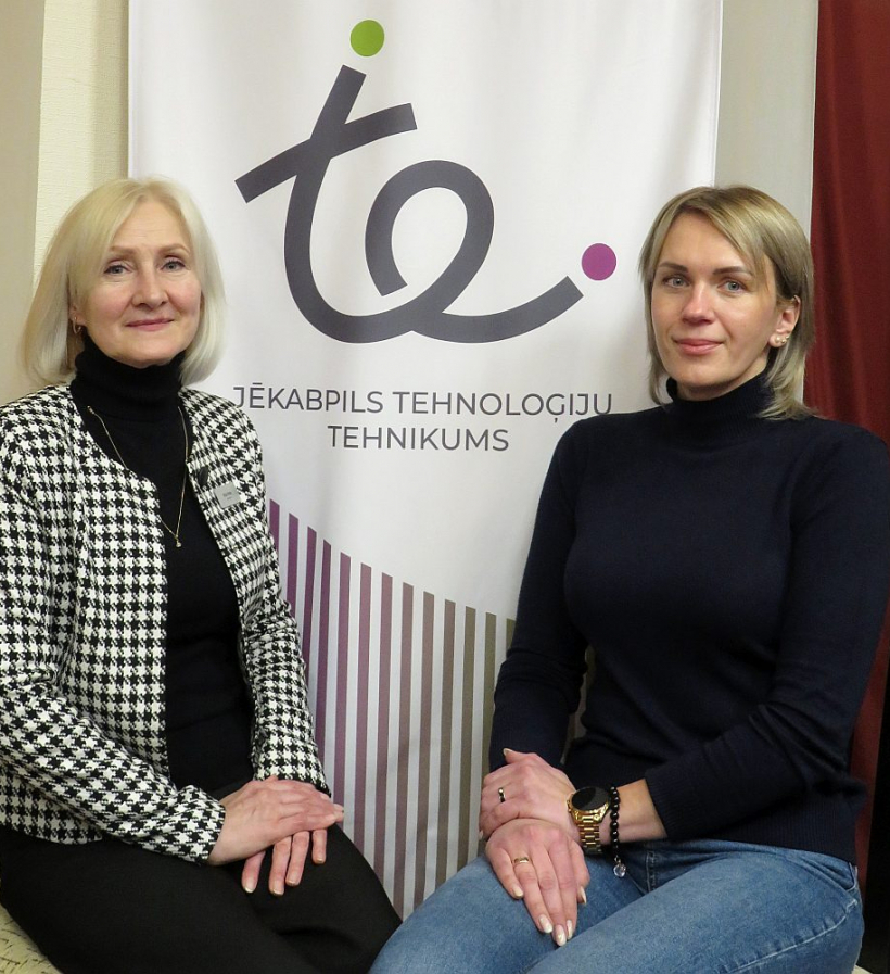 Jēkabpils Tehnoloģiju tehnikuma direktore Rita Pole (no kreisās) un direktores vietniece mācību un audzināšanas jomā Ilze Dubova.