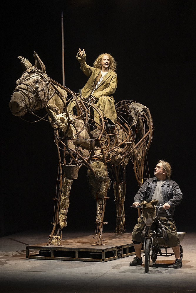 Kaspars Znotiņš dona Kihota lomā un Gundars Āboliņš (Sančo Pansa).