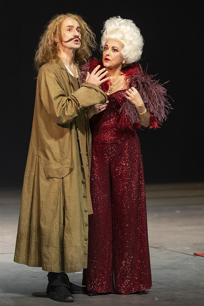 Kaspars Znotiņš (dons Kihots) un Baiba Broka (Hercogiene).