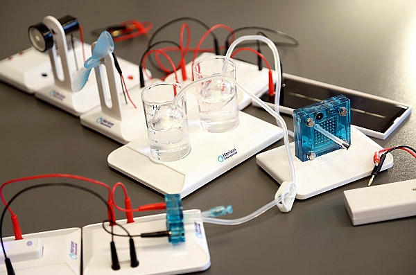 Mikromodelis ilustrē ceļu uz zaļo molekulu ražošanu, kas ir būtiska, lai dekarbonizētu tās nozares, kuras nav iespējams darbināt tikai ar elektrību. Ūdeņradis ir unikāls cirkulārs elements, kas rodas no ūdens un pēc izmantošanas atkal pārvēršas ūdenī, neradot ilgtermiņa vides piesārņojumu.