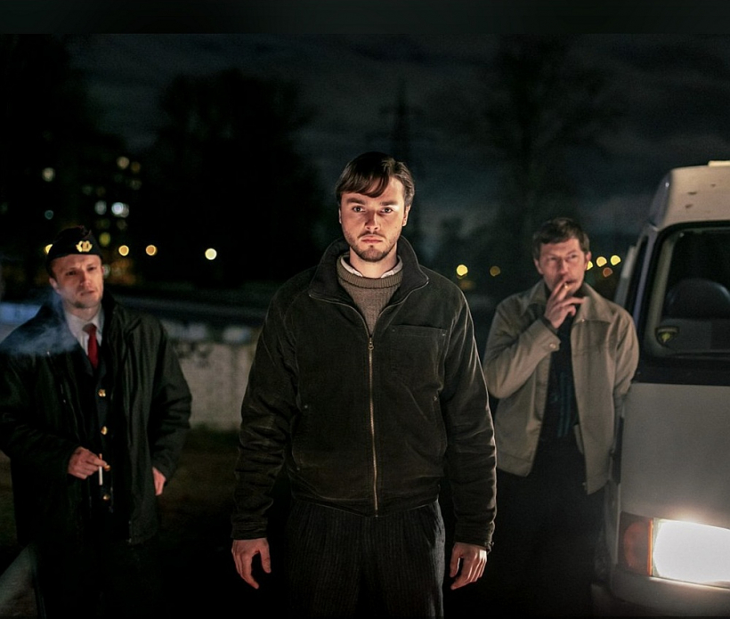 Kadrs no filmas "Tumšzilais eveņģēlijs".