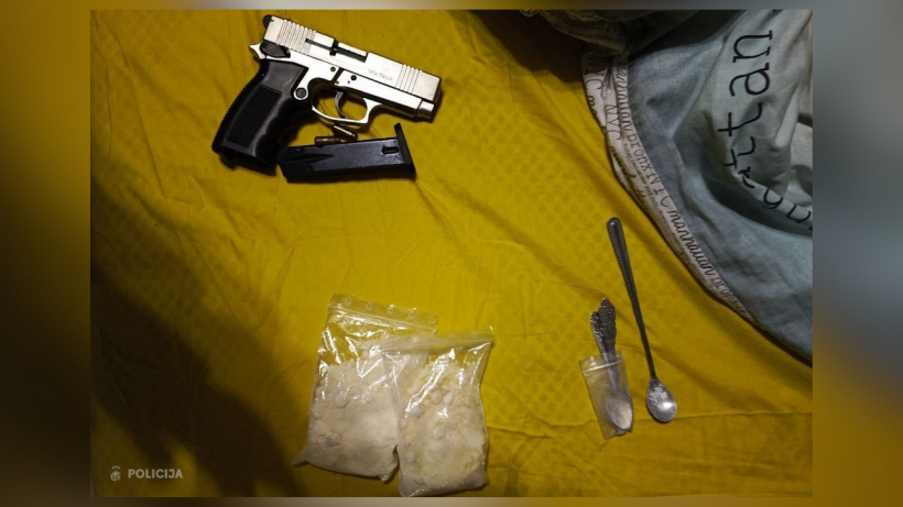 Konfiscētā gāzes pistole un amfetamīns.