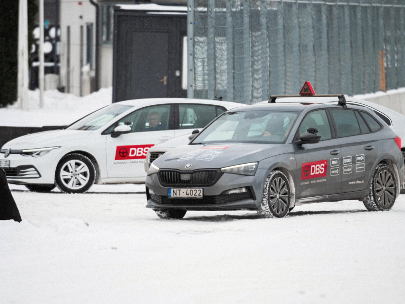 Drošas braukšanas skolā autovadītājus māca, kā pareizi rīkoties bīstamos ceļa apstākļos, piemēram, uz apledojušas vai spēcīga lietus applūdinātas brauktuves