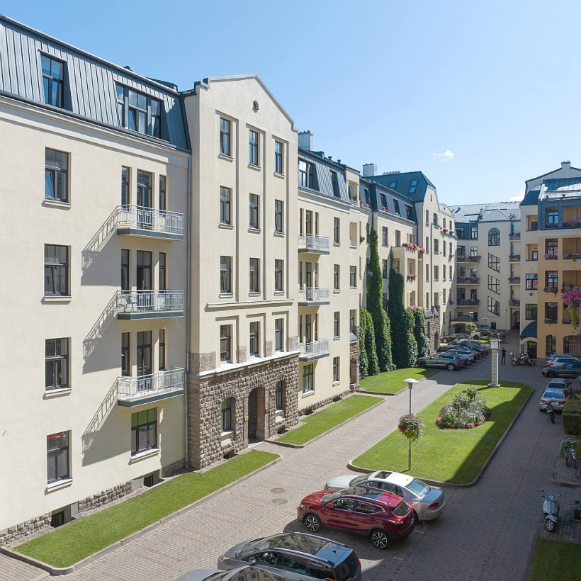 Nama Krišjāņa Valdemāra ielā 33, Rīgā pagalms.