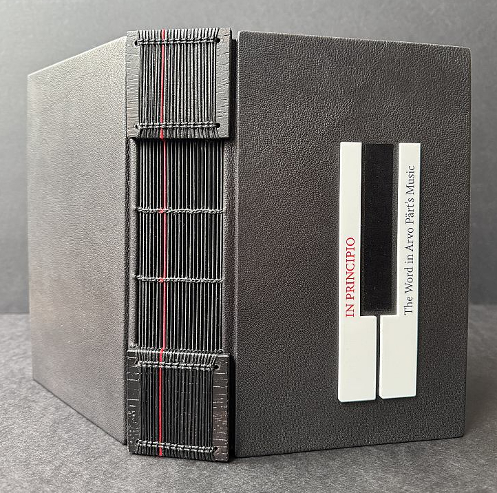 Ilizane Grīnberga. 2025. Samāriešu iesējums, kazāda, zamšāda, organiskais stikls, intarsija, lāzergravējums.