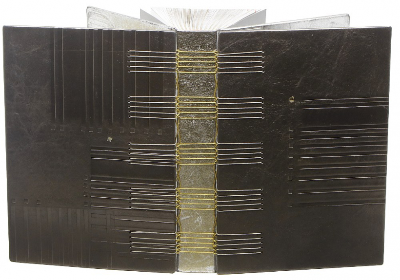 Lolita Katkovska. "Zelta grāmatas" godalga. 2025. Ādas iesējums, kombinēts ar beļģu stila iesējuma elementiem: aitāda, kazāda, govs āda, poliestera pavediens, reljefa karstspiedums, folijas karstspiedums, kolorēts bloka griezums.