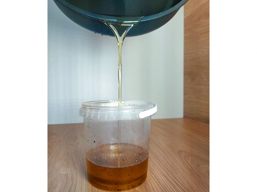 Ieteikums izlietoto eļļu krāt, piemēram, stikla burkā vai traukā, ko pēc iztukšošanas varēs izmazgāt un lietot atkārtoti vai atbilstīgi nodot pārstrādei.