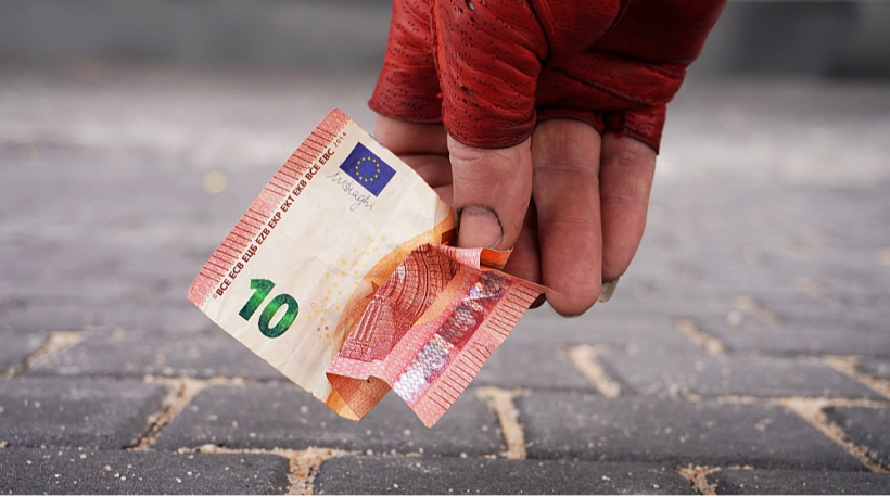 Par spīti cenu kāpumam, kas negausīgi aprij lielu daļu ienākumu pieauguma, iedzīvotāju pirktspēja pēdējo desmit gadu laikā ir nedaudz augusi. Statistiķi izrēķinājuši, ka 2014. gadā vidēji viens strādājošais par visu algu varēja nopirkt, piemēram, 84 kg vārītās desas vai 630 litrus piena, vai 4002 olas, bet 2024. gadā par vidējo algu sanāca jau 114 kg desas vai 874 litri piena, vai 4038 olas.