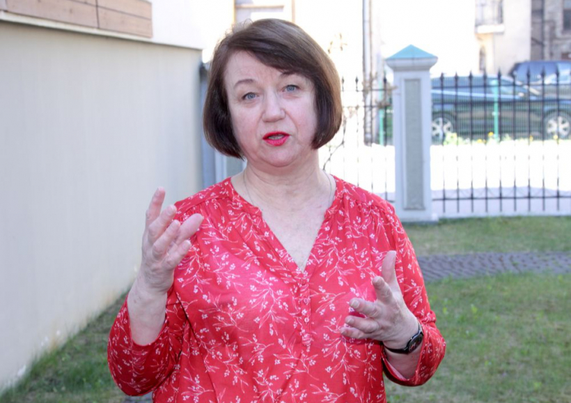 "EAPN-Latvia" valdes priekšsēdētāja Laila Balga aicina izskaust no domāšanas vēlmi pēc "minimālajiem ienākumiem", "minimālās algas" un "minimālās pensijas": "Ar šo "minimālo politiku" kā atskaites punktu tiek apzināti vai neapzināti nostiprināts nabadzības sindroms."