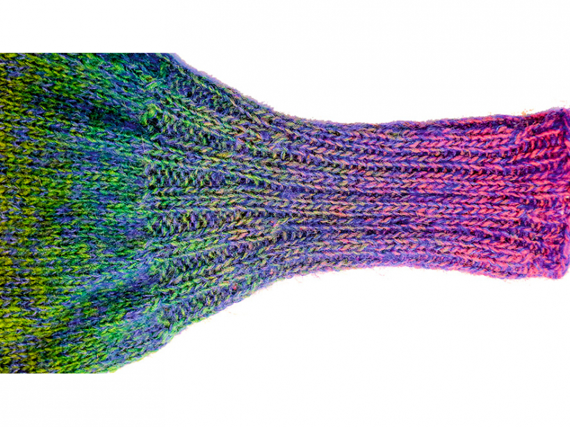 Piedurknēm ir pagarinātas manšetes.