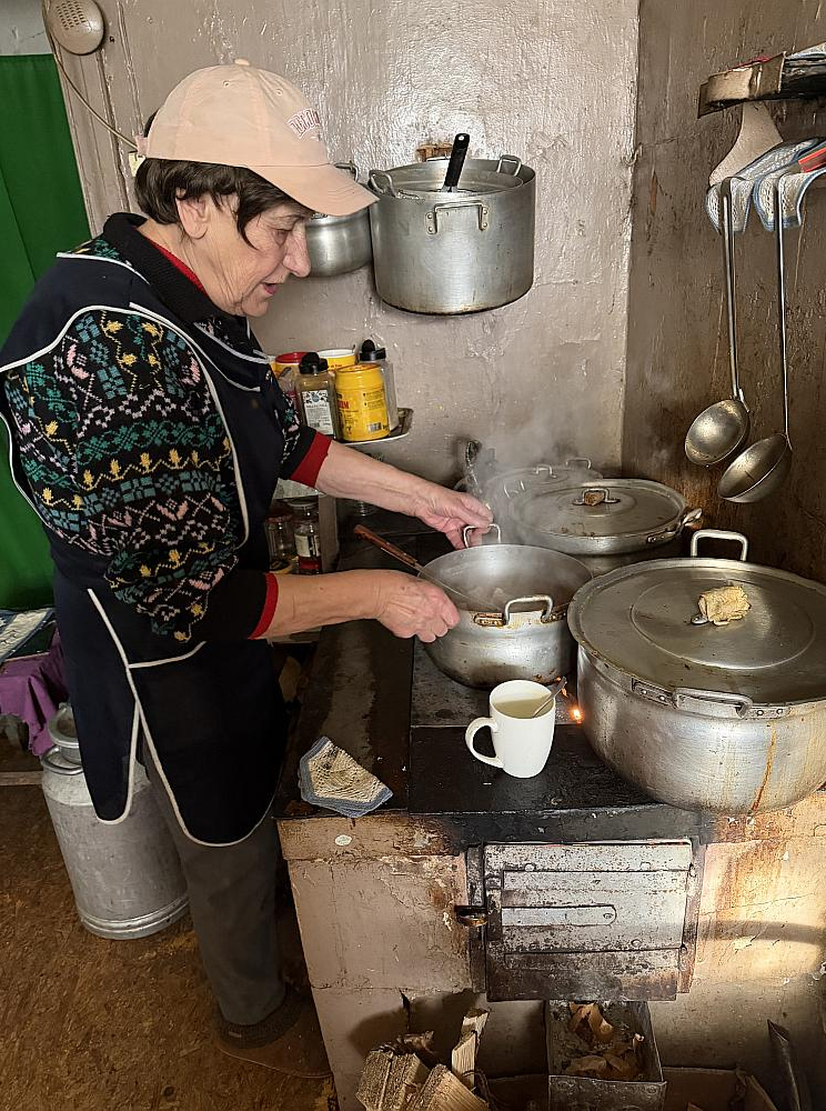 Ilga Vanuška Gulbenē jau 18 gadus pēc savas iniciatīvas vāra zupu un izdala to visiem, kuri lūdz. Viņai palīdz audžudēls Roberts.