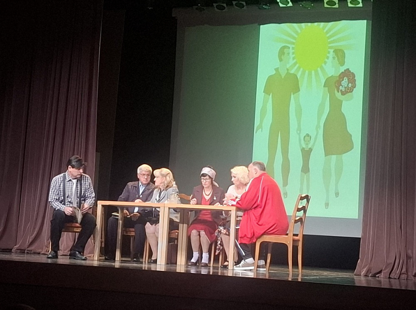 Skats no Mētrienas amatierteātra izrādes "Ar būdu uz baznīcu".