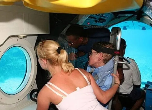 Stīvena Hokinga fotogrāfijas Epstīna failos.