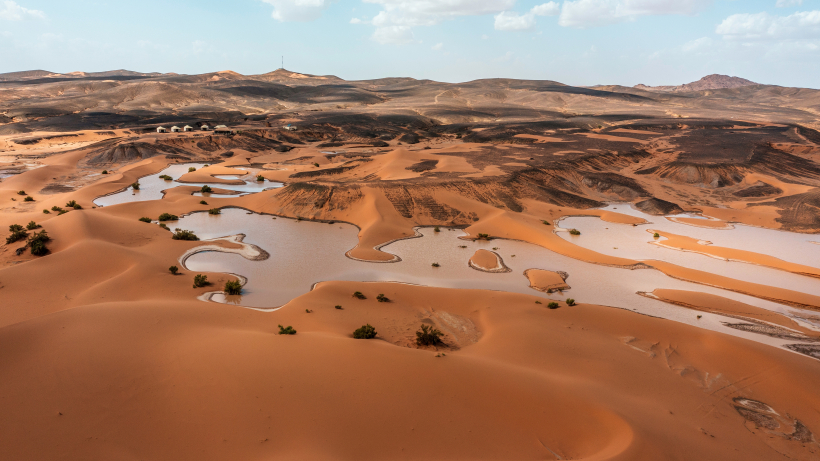 Sahāras tuksnesis Marokā lietus laikā pārvēršas par satriecošu oāzi. Merzugas ezers jeb Sahāras ezers ir sezonāls ezers netālu no Merzugas Marokas Sahārā. 