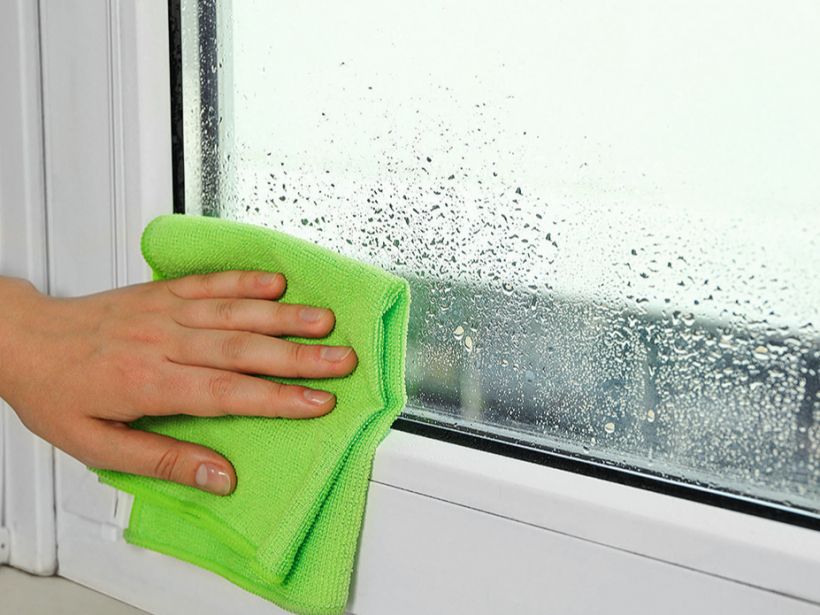 Kondensāta veidošanās raksturīga divu stiklu pakešu logiem.