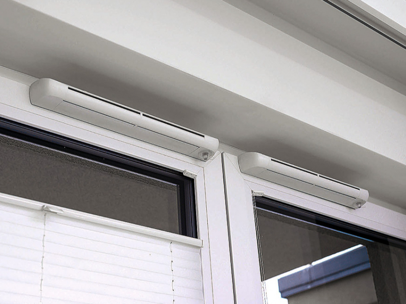 Loga rāmī ierīkotas pasīvās ventilācijas atveres.