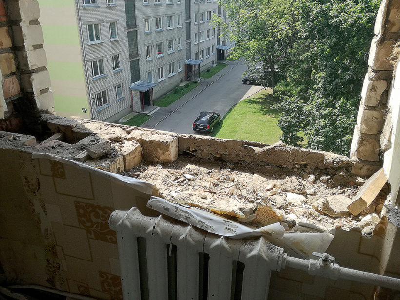 Lai novērstu aukstuma ieplūšanu no loga apakšas, aizpilda spraugu zem iekšējās palodzes.