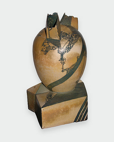 Pēteris Martinsons, "Spriegums". Šamots, angoba, zīmējumi, 72 x 34,5 x 33,5 cm, 1980. Latvijas Nacionālā mākslas muzeja krājums.