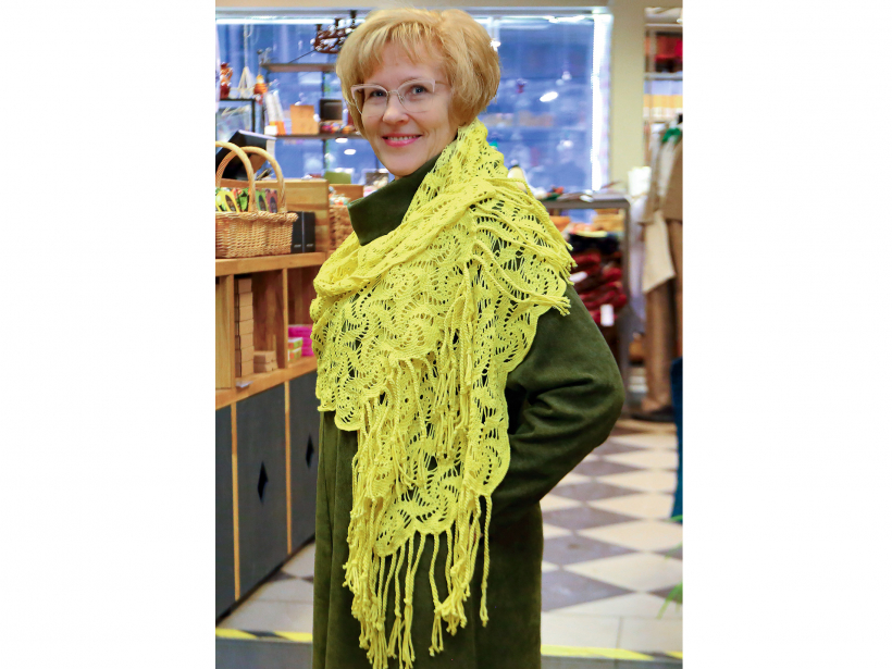 Šalle dzirnaviņu rakstā. Demonstrē Zinaida Arklone.