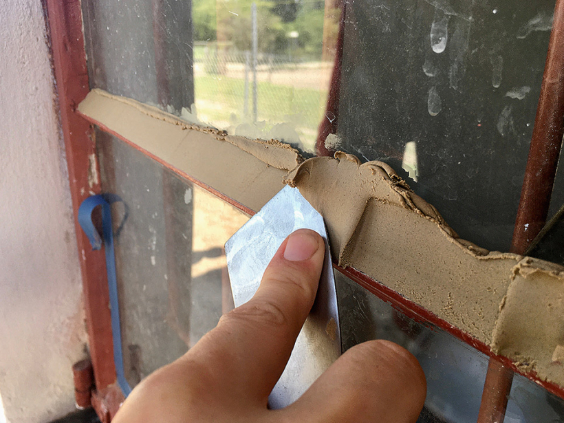 Nosedzošo ķites kārtu uzklāj 45 grādu leņķī.