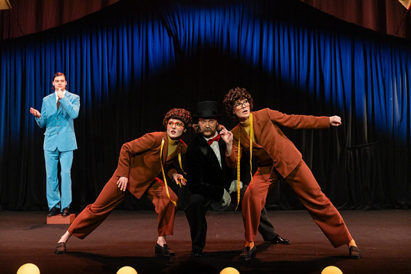 No kreisās: Tomass Ralfs Ābolkalns – Manekens Zigmunds Kociņš, Gerda Embure, Klinta Reinholde – pārdevējas, Aigars Apinis – Jokuss fon Pokuss.