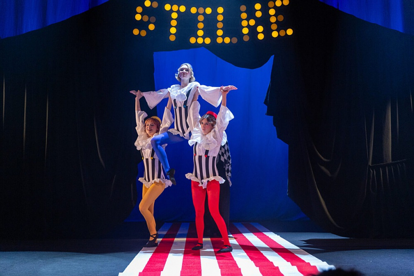 No kreisās: Gerda Embure, Klinta Reinholde, Ieva Estere Barkāne – Māsas Marcipānes.